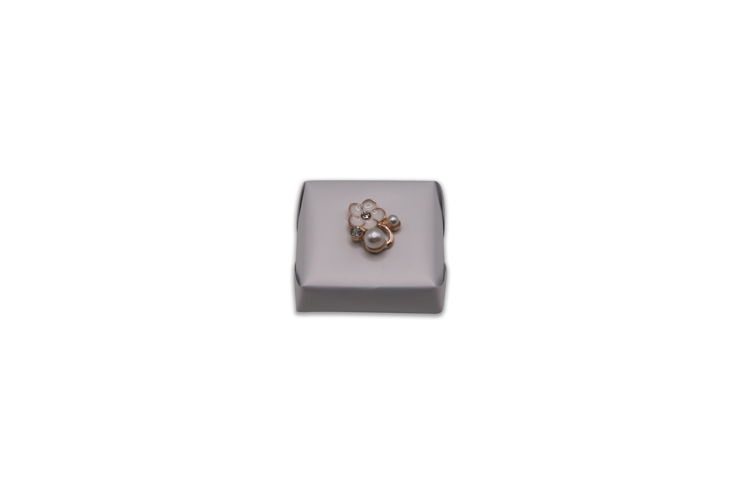 Elegant White Flower with Pearls - Wedding Decorated Chocolate Favor